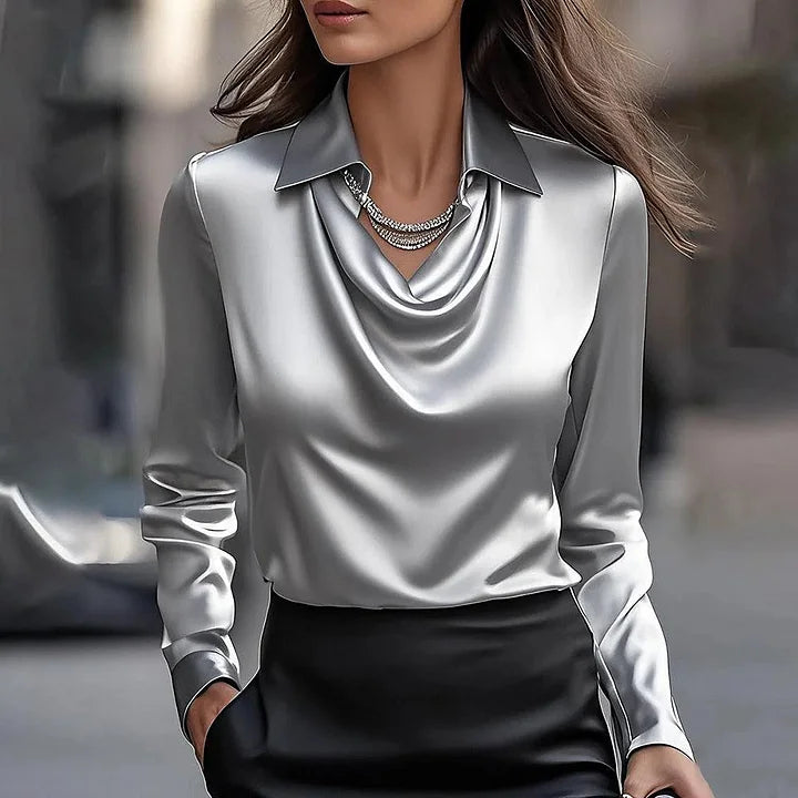 Adriana - Blusa de Satén Lujosa con Escote Suave