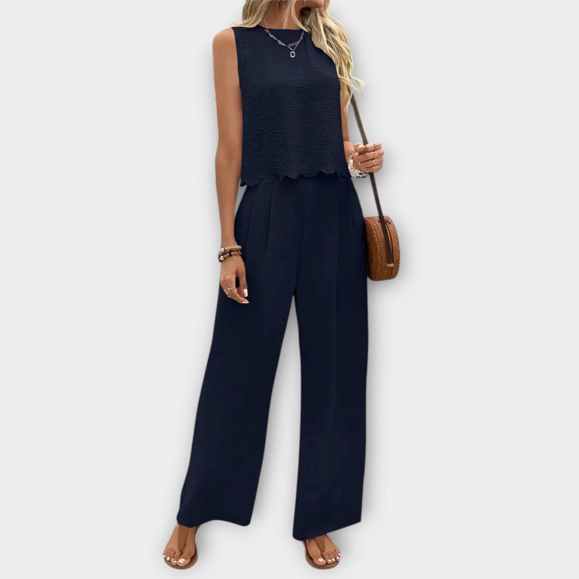 Valeria - Chaleco con pétalos y pantalones