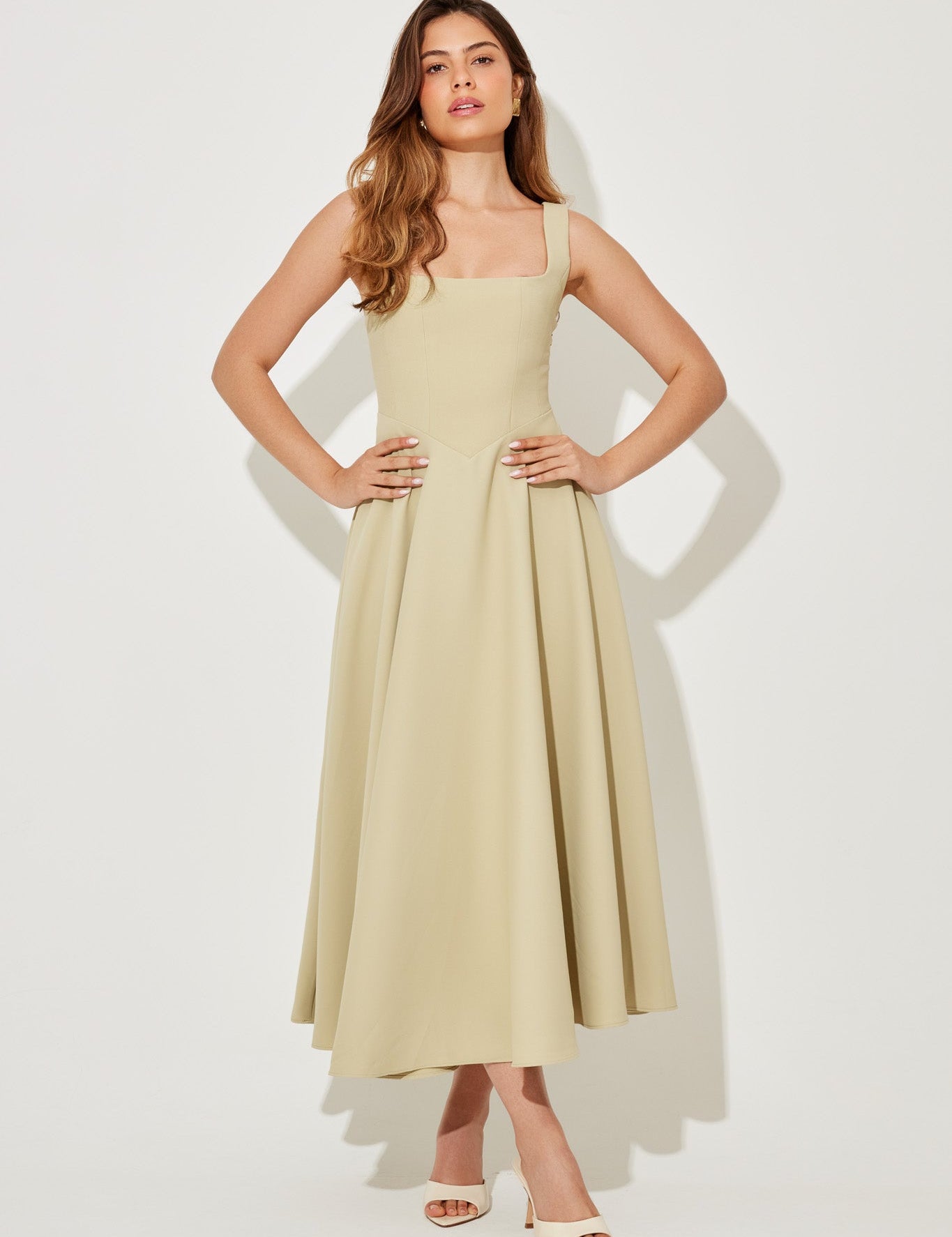 Andrea - Vestido Midi Atemporal
